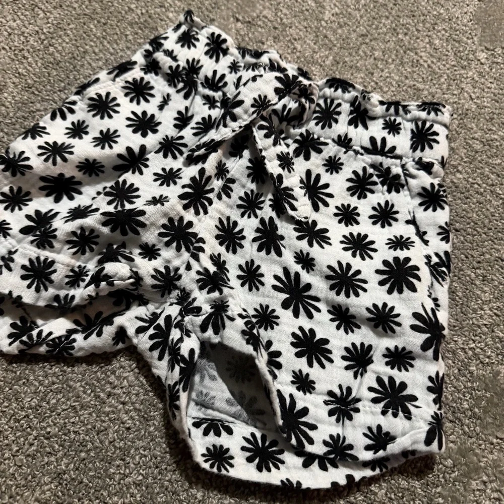 Bay Gap 2 years girls shorts in black and white great pattern and condition‎